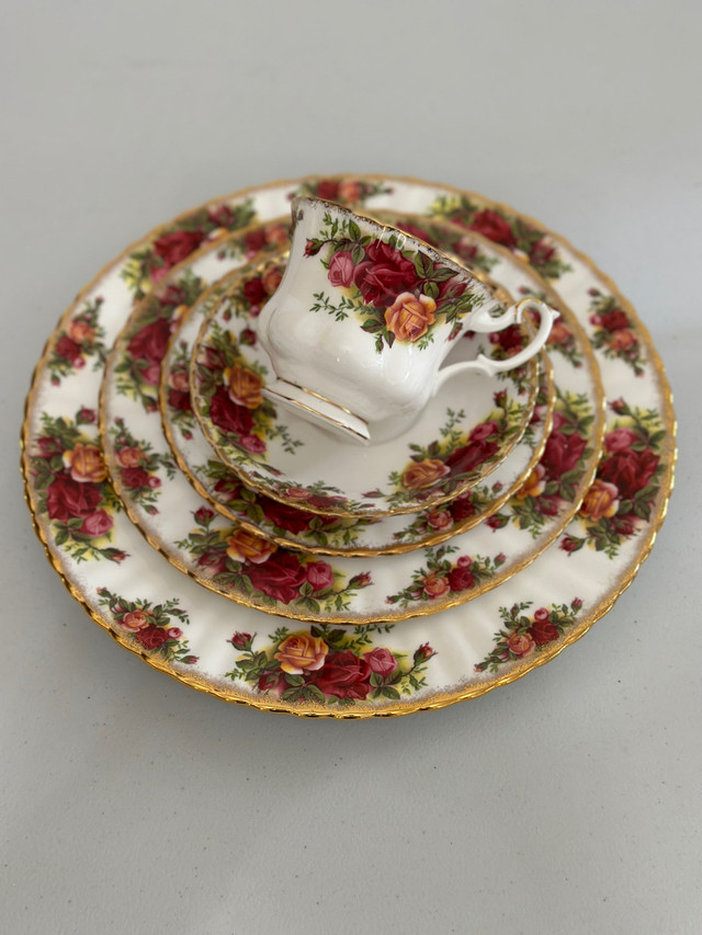 5 piece dinner place setting MADE IN ENGLAND Old Country Roses R in Kitchen & Dining Wares in Mississauga / Peel Region - Image 3