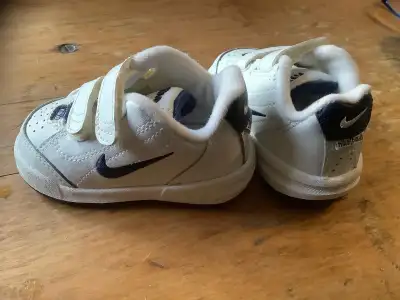 NIKE BABY SNEAKERS, NEW CONDITION, leather… size 3c kicks runner, View more