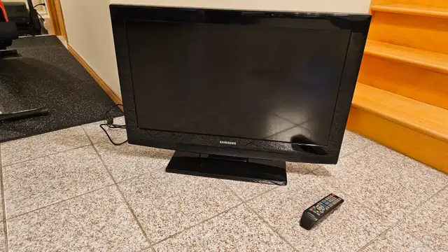 TV Samsung 32 pouces avec télecommande in TVs in Laval / North Shore - Image 2