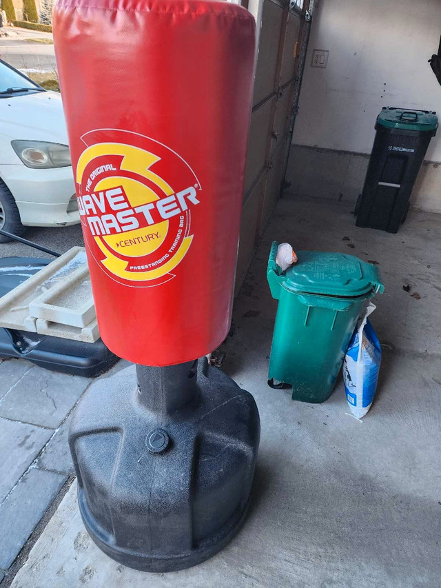 Punching bag with stand - Great condition barely used in Exercise Equipment in Markham / York Region - Image 3