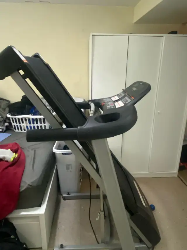 Tempo Treadmill in Exercise Equipment in Kitchener / Waterloo - Image 4