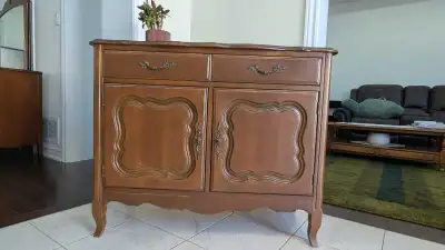 Excellent Condition. Beautiful French Provincial Sideboard Dresser Buffet Coffee station Entry way t...