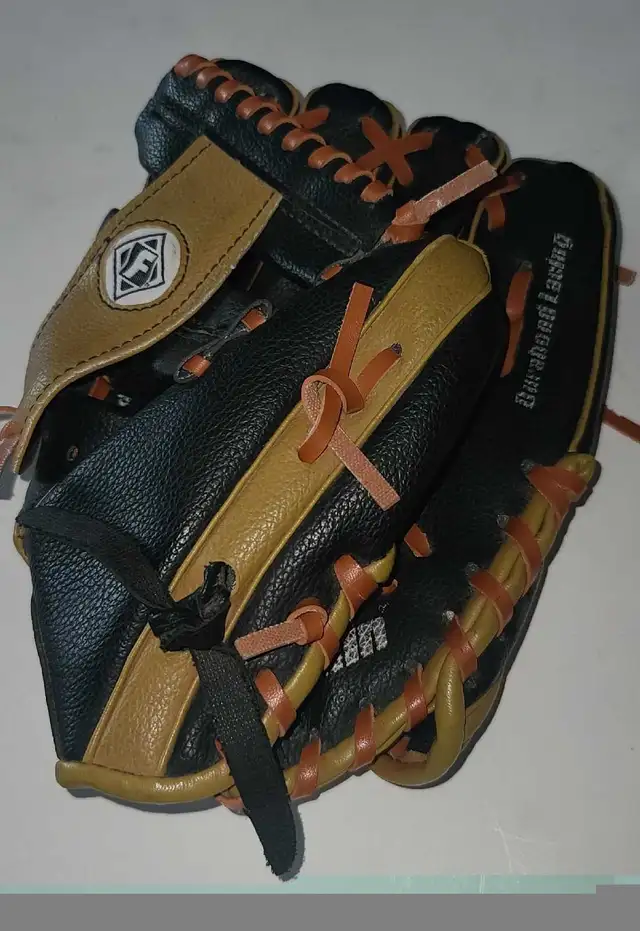 Franklin 1809 9 1/2" Youth RHT Baseball Glove  in Baseball & Softball in London - Image 3