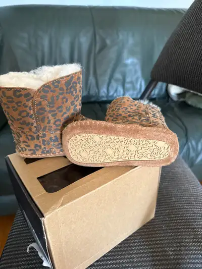 Baby Ugg sz 4/5, View more