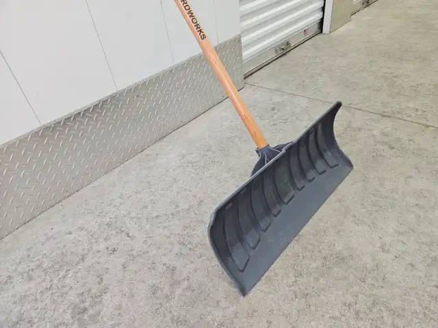 Yardworks Snow Shovel! Beautiful wood handle! $10 only!!! in Outdoor Tools & Storage in City of Toronto - Image 3