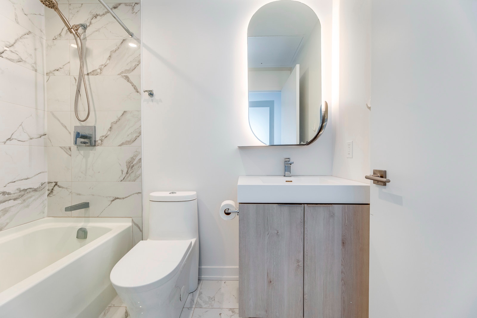 Look for a female Roommate 2bed+2bath New Condo — photo 3