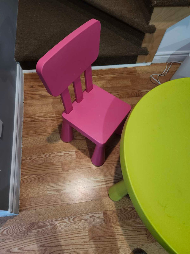 Table pour enfant plastique plus 2 chaise  dans Tables basses  à Longueuil/Rive Sud - Image 2