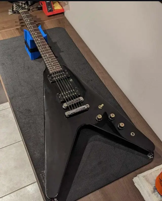 1983 Gibson 80s Flying V in Guitars in Markham / York Region - Image 2