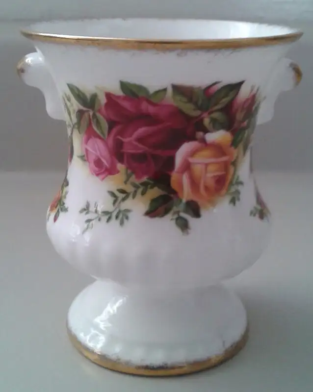 Royal Albert Bone China " Old Country Roses" Urn in Arts & Collectibles in Oshawa / Durham Region - Image 2