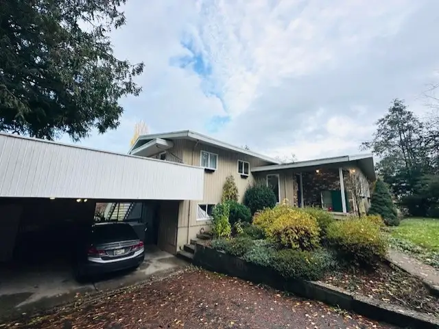 Lovely Family Acreage Home With Wonderful Views in Cloverdale in Land for Sale in Delta/Surrey/Langley - Image 3