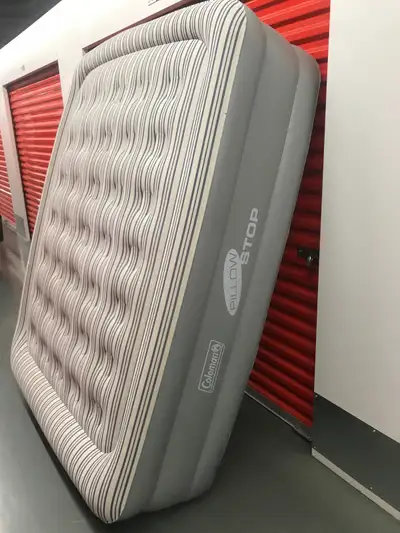 Matelas double gonflable par branchement électrique. Comme neuf, très peu servi