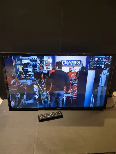 Samsung 32" smart tv *turns on and off intermittently*. This unit comes with power supply. Please no...