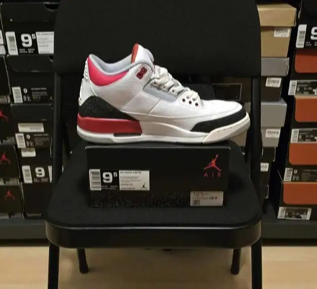 Air Jordan 3 Fire Red size 9.5 in Men's Shoes in City of Toronto - Image 4