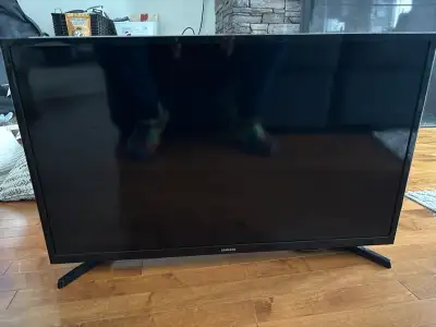 Samsung Smart TV 32 inch screen , View more