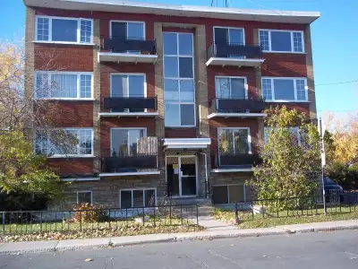 Veuillez communiquer par téléphone - Vieux Longueuil soit au 25 Lemoyne Est Longueuil Apt 4 à l’angl...