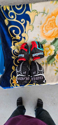 Bauer supreme 1s and reebok 26k gloves size 13"-33cm both gloves