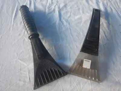 1 Heavy duty sturdy ice scraper . i vintage Woodwards scraper . $5 Each . 780-915-2886 .