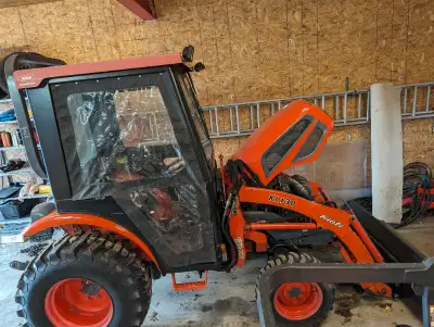 The Kioti CK25 DIESEL is a versatile tractor great for various agricultural and utility tasks. Equip...
