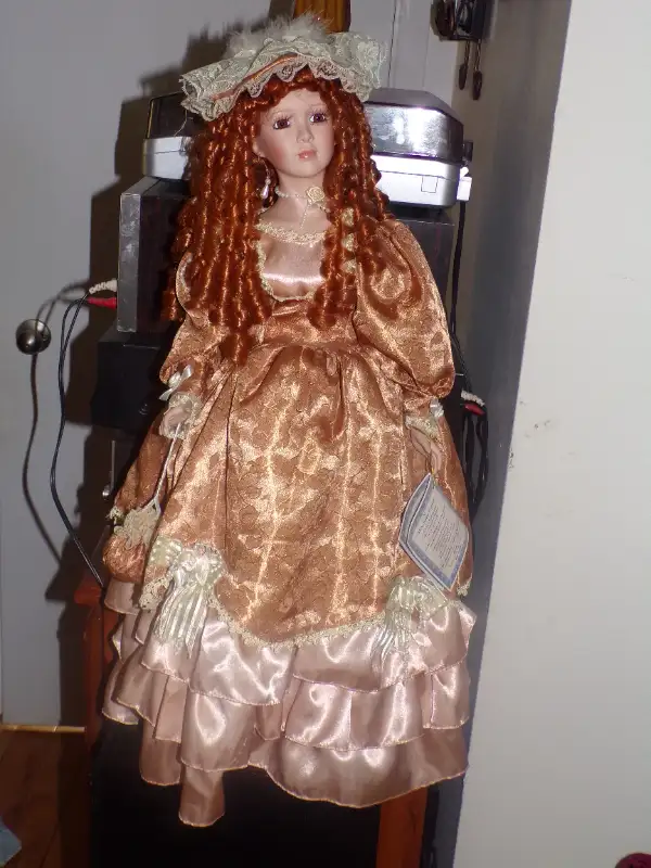 POUPÉE DE PORCELAINE in Arts & Collectibles in West Island - Image 2