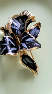 Pretty 1982 Cerrito USA Black Orchid Brooch