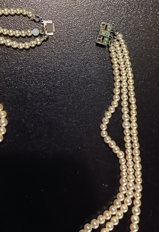 Collier à trois rangées de perles de verre graduées fini dans Art et objets de collection  à Laval/Rive Nord - Image 3