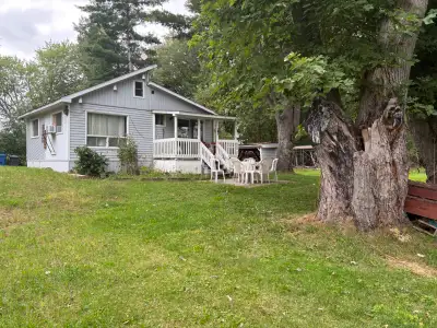 Ce chalet 4 saisons offre une escapade paisible en pleine nature, idéal pour profiter de toutes les...