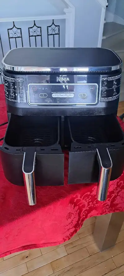 Air Fryer Ninja très bon état Fonctionne très bien sans problème. Raison de la vente reçu un nouveau