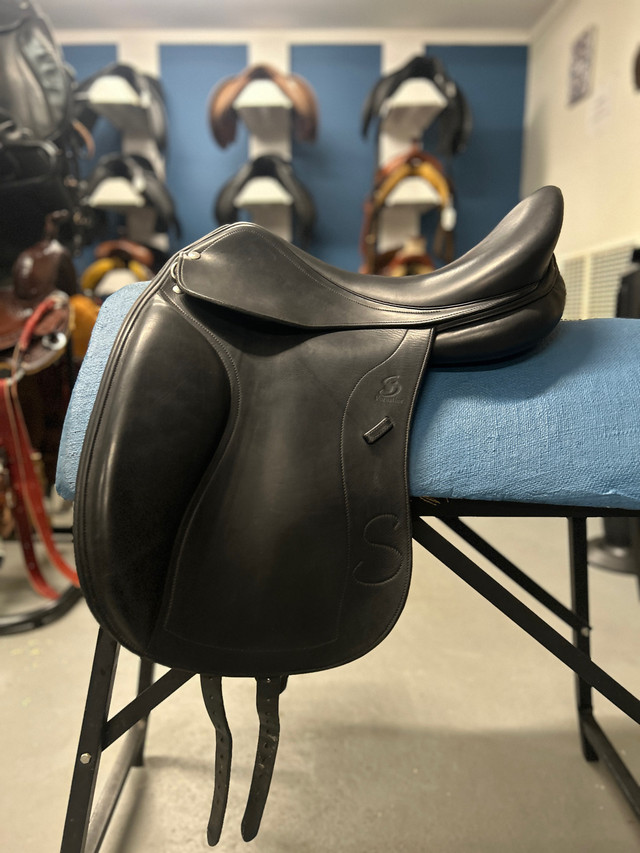 18” Forestier Illium Dressage Saddle in Equestrian & Livestock Accessories in Comox / Courtenay / Cumberland - Image 2