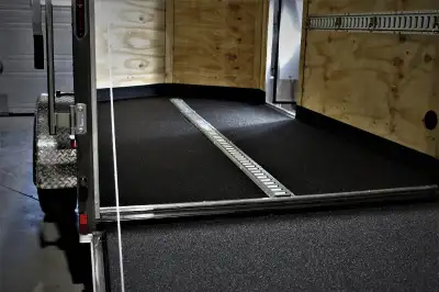 La meilleure solution pour protéger le plancher de votre remorque fermée et le rendre antidérapant e...