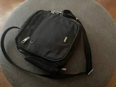 Sac de marque Travelon se détaillant à plus de 100$ chez CAA. Peut se porter en bandoulière ou conve...
