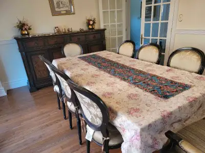 Dining table, chairs and buffet table, Voir plus
