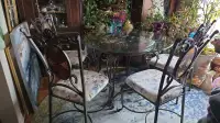 DINING TABLE W/ 4 NICE CHAIRS