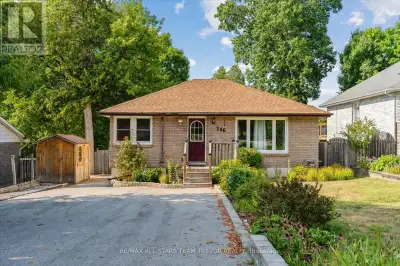 2+1 Bed Bungalow with In-Law Suite Potential - Georgina ! This charming bungalow sits on a 50' x 110...