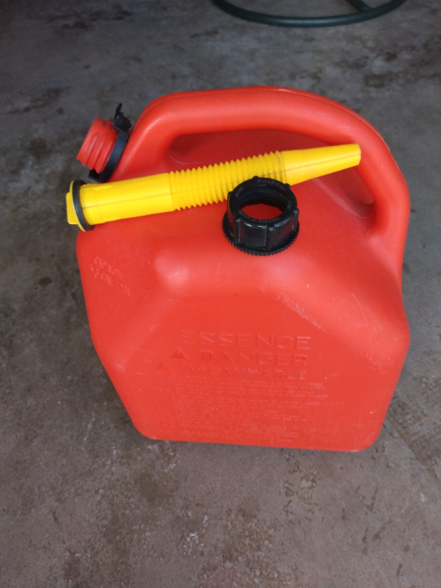 20 LITER ENVIRONMENTALLY FRIENDLY GAS CAN in Lawnmowers & Leaf Blowers in St. Catharines - Image 2