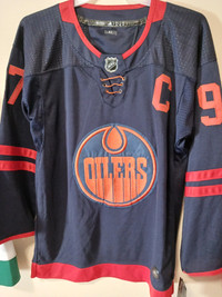 Connor Mcdavid Edmonton Oilers jersey, size 46 Small - new!