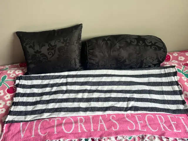 bedding & pillows in Multi-item in Brantford - Image 2
