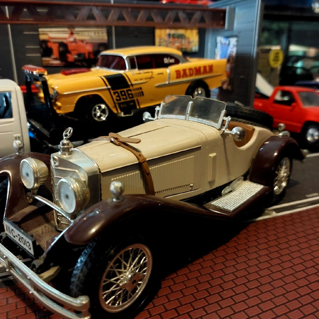 DIECAST CARS & TRUCKS  1:18 MERCEDES  in Toys & Games in Hamilton