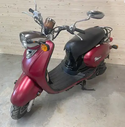 2009 Yamaha Vino Scooter in excellent condition. 125CC 4-stroke is fully automatic, even the choke....