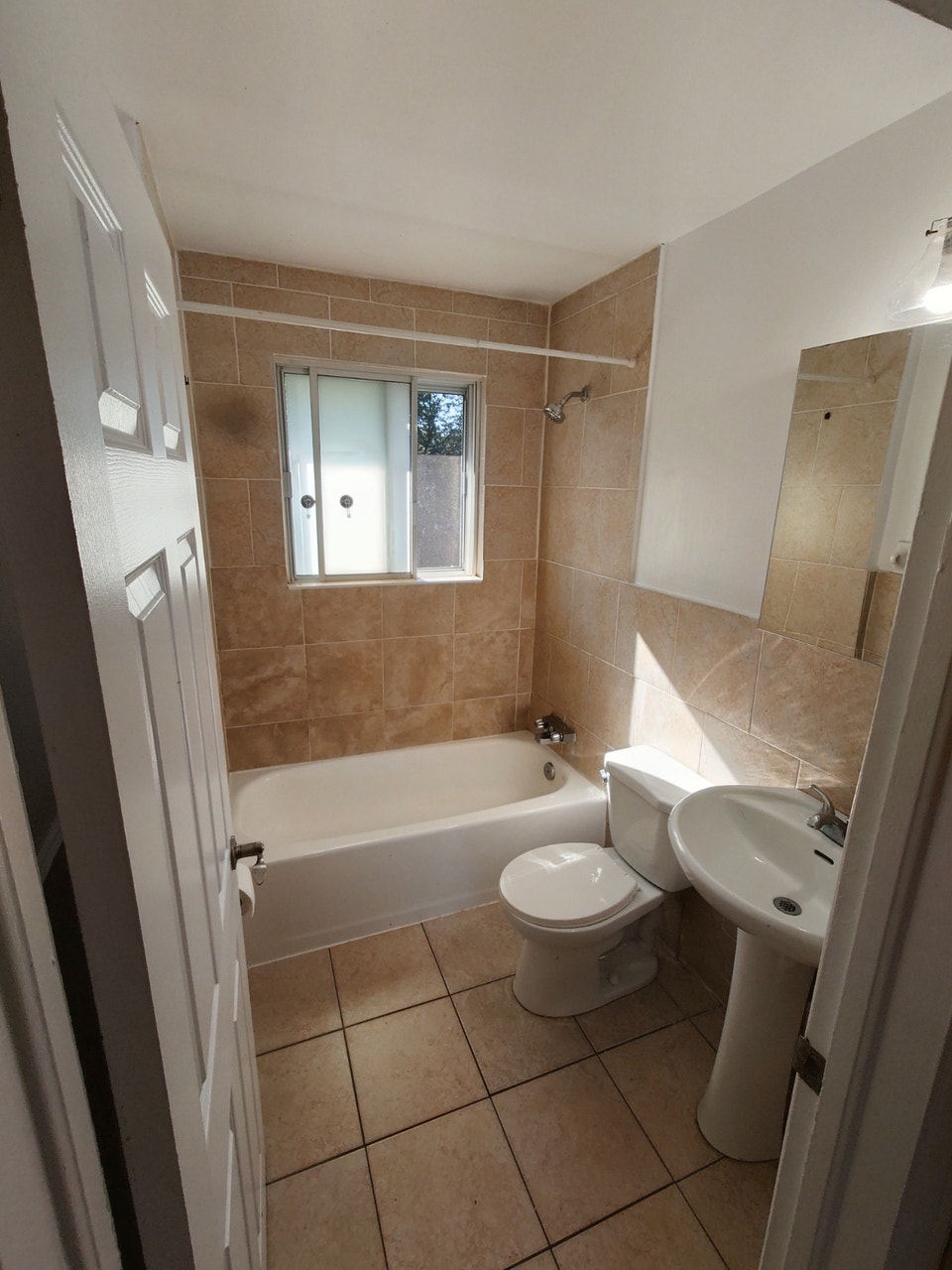Bright & Cozy 3 BED/1 BATH Apartment 5