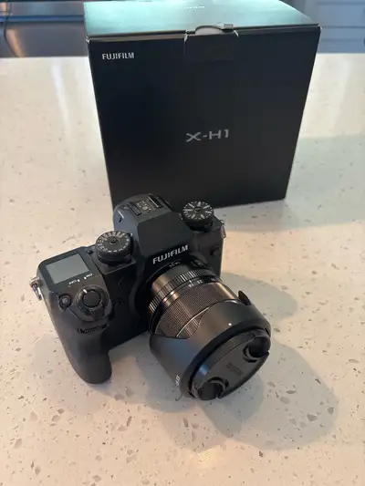 Very good Condition Fujifilm X-H1 18-55mm zoom lens two batteries and charger.