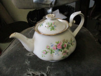 1960s ROSLYN FINE BONE CHINA MOSS ROSE TEAPOT $50. EXCELLENT