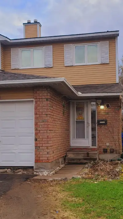 Fully furnished basement studio, in the area of Convent Glen, Orleans. This unit offers Living/ Dini...