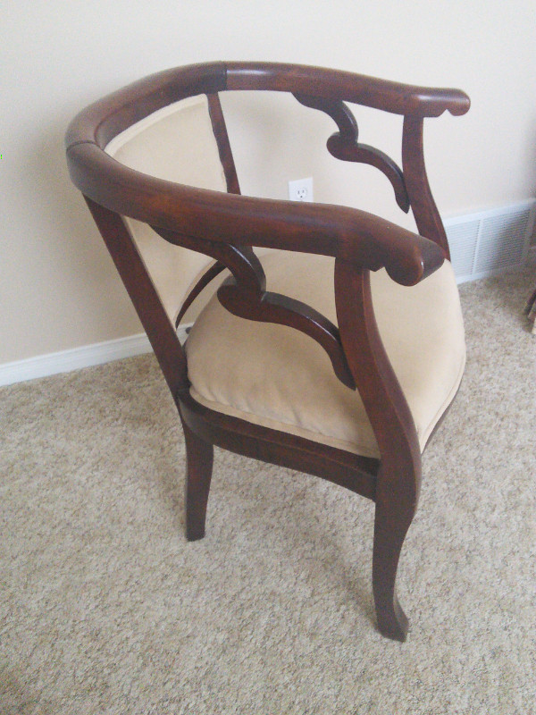 Antique Barrel Chair. in Chairs & Recliners in Norfolk County - Image 2
