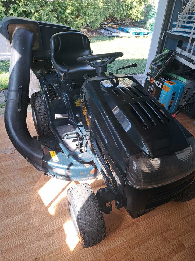 Riding down mower  in Lawnmowers & Leaf Blowers in Leamington - Image 4