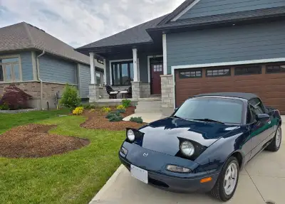 Selling our family’s 1996 automatic Miata in Montego Blue. Car was previously owned by an elderly ge...