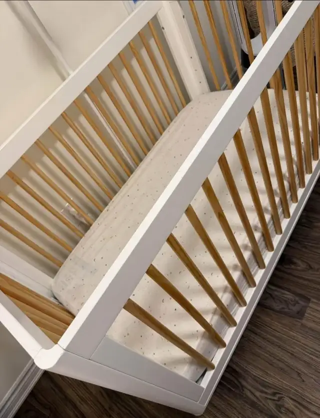 Babyletto Lolly 3-in-1 Convertible Crib in Cribs in Oakville / Halton Region - Image 3