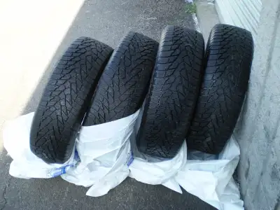 bonjour,4 pneus hivers p-225-60-r-18 gt radial icepro vus3 en tres bonne condition,bon pour 2 a 3 hi...
