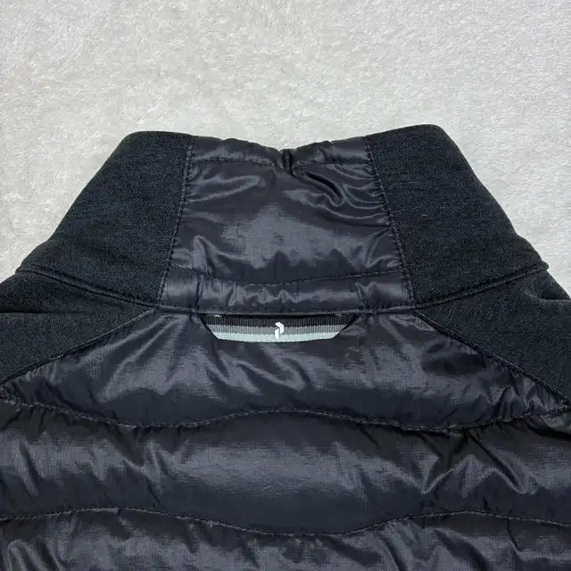 Peak Performance Helium Hybrid Down Jacket - Women's Size Large in Women's - Tops & Outerwear in Edmonton - Image 9