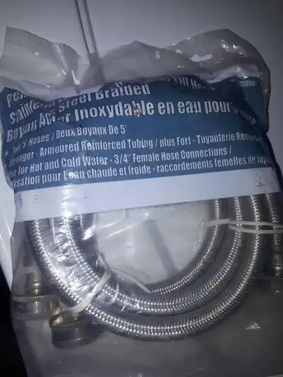 Boyaux de 5 pieds en métal pour laveuse à linge. Paquet de 2. Neufs Ramssage 13e rue Limoilou.