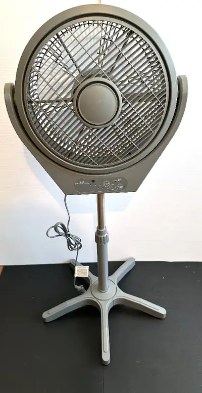 This Air Innovations Floor/Desk Fan is new in the box. The features are as follows; • Light-sensitiv...